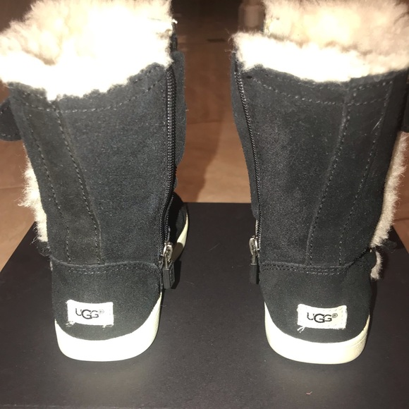 Girls Ugg Boots - Picture 7 of 8